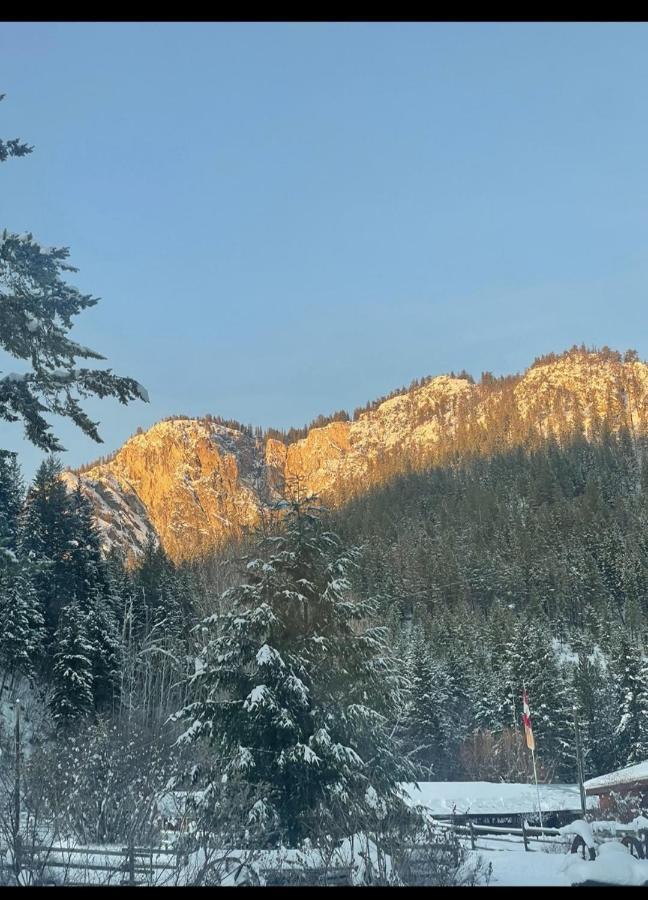 Camels Hump Guest Ranch Lumby 외부 사진